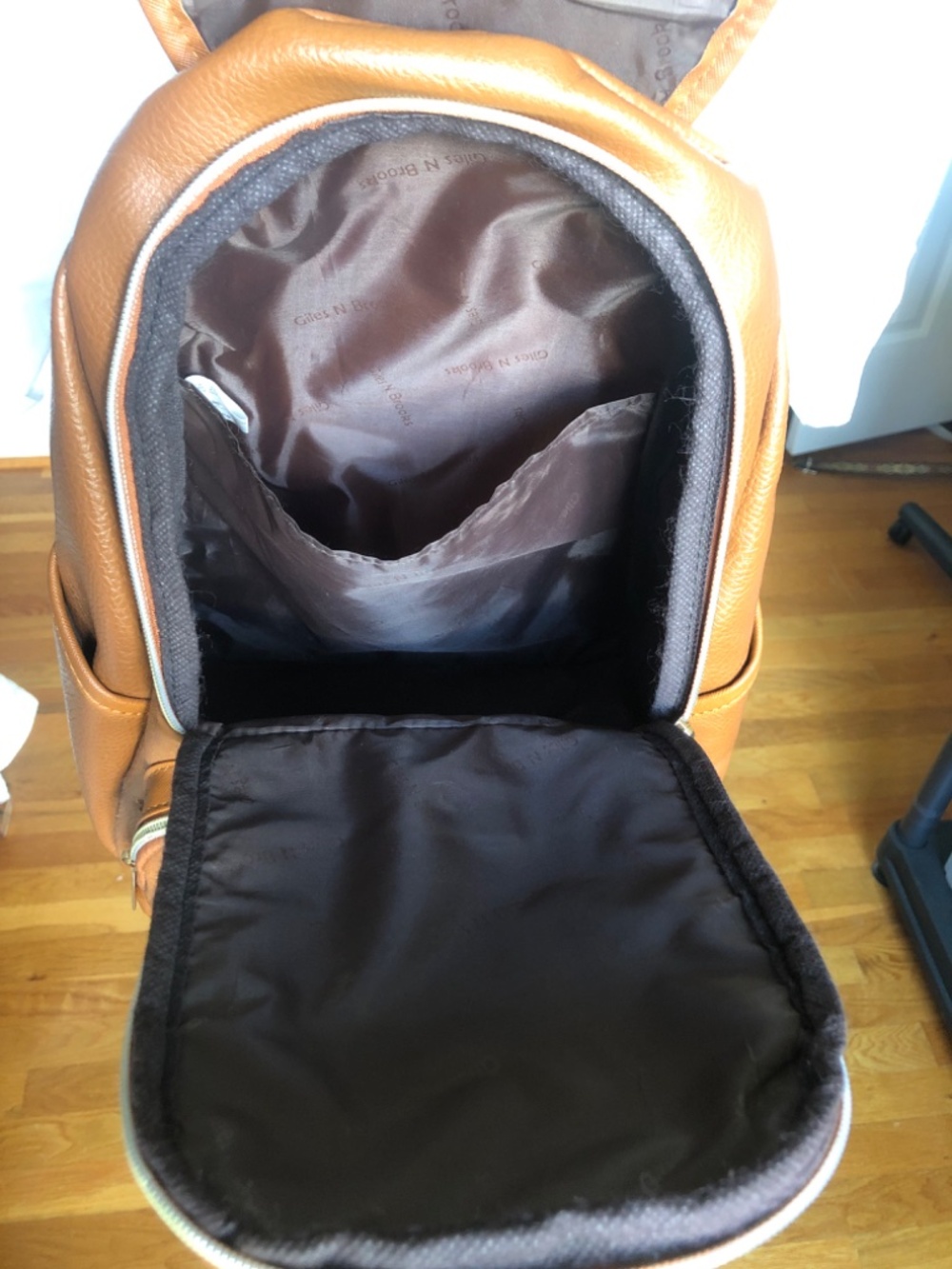 Small Chic Backpack - Picture 7 of 8